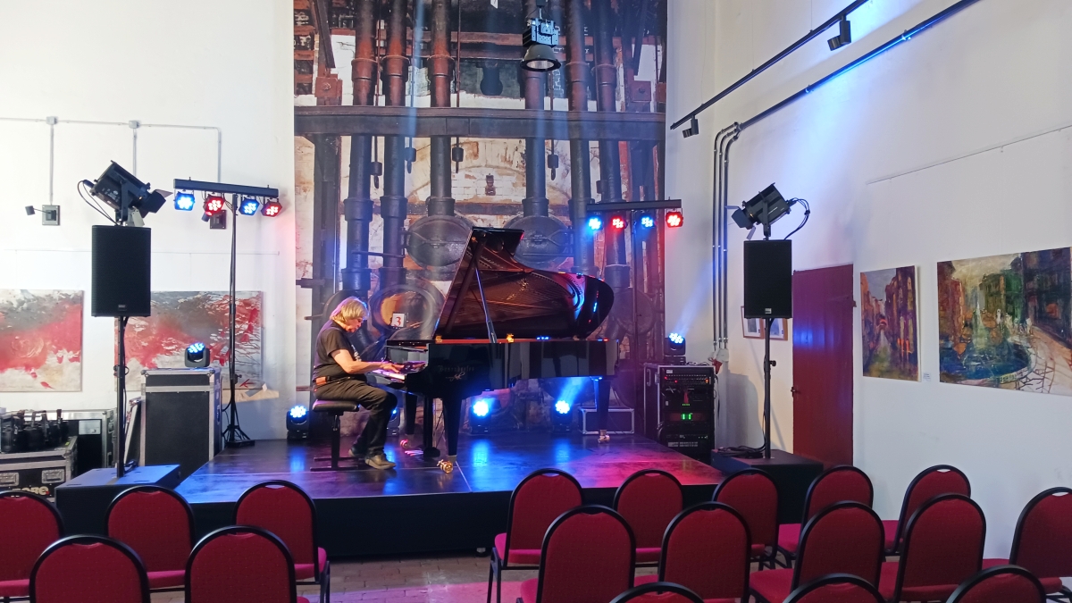 Abb.: Soundcheck - Axel Zwingenberger noch allein mit dem Instrument und dem leeren Saal. (Bild: Wulf Pompetzki)