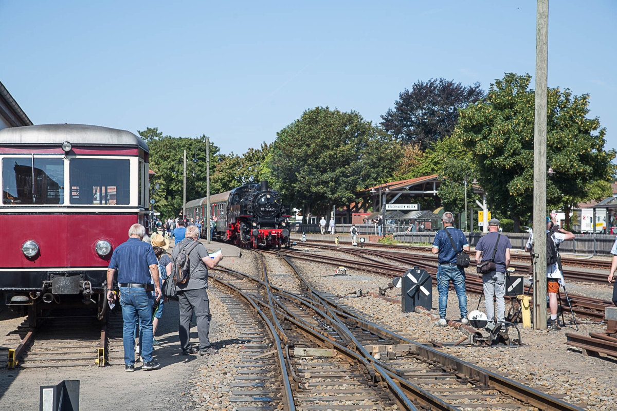 Abb.: Ausfahrt der Br 86 der PRESS nach Eystrup. Die Fahrten auf der Normalspur erfreuten sich bei Fahrgästen wie Fotografen großer Beliebtheit. (Bild: Christian Schröder)