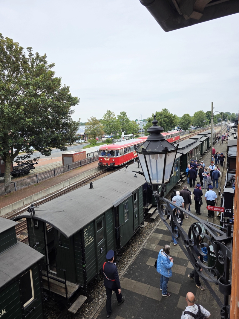 Abb.: Einfahrt des EVB-Schienenbus mit der Sonderfahrt der Eisenbahnfreunde der W.Z.T.E. Zeven e.V. von Bremervörde kommend. (Bild: Eckhard Thurau)