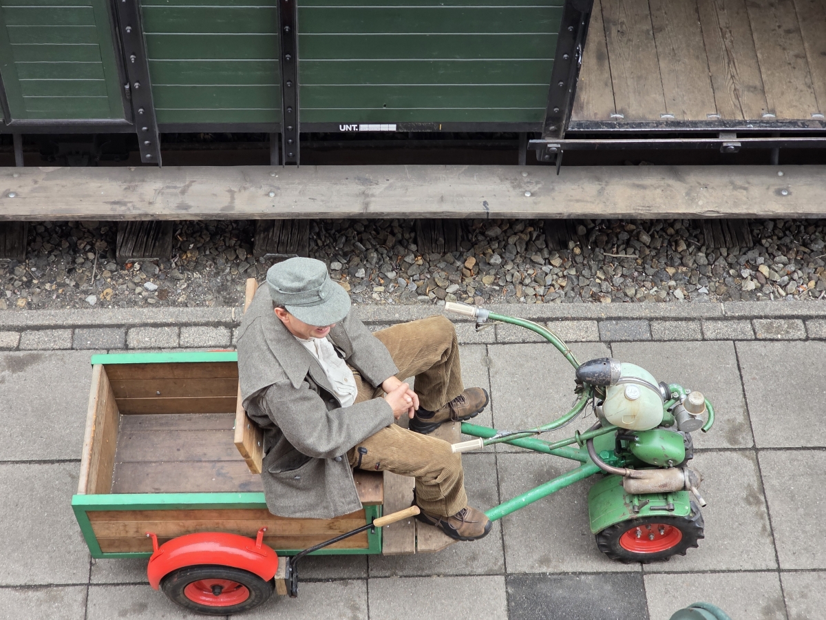 Abb.: Was hat sich denn da auf den Bahnsteig verirrt? Die Gärtnerei will wohl ihr Stückgut abholen. (Bild: Eckhard Thurau)