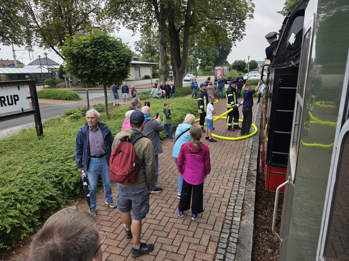 Abb.: Mangels Infrastruktur für die Wasserversorgung übernahm dankenswerter Weise die freiwillige Feuerwehr die Versorgung der Dampflok in Eystrup. (Bild: Eckhard Thurau)