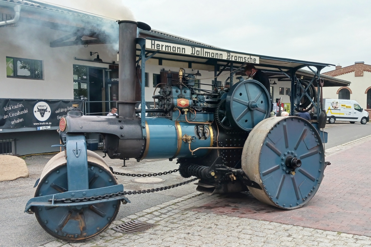 Abb.: Und dann auch einmal in voller Schönheit - Blick auf die Dampfwalze der Firma Dallmann, deren Fahrten durch die Rollgeräusche nicht zu überhören waren. (Bild: Wulf Pompetzki)