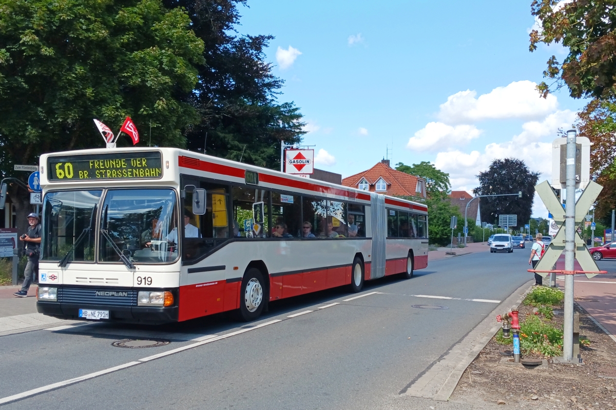 Abb.: Wer bequemer sitzen wollte konnte eine Fahrt im historischen Neoplan-Bus N 4021 der "Freunde der Bremer Straßenbahn e.V." unternehmen. Der meist gut besetzte Oldtimer befuhr einen Ringverkehr durch den historischen Ortskern von Bruchhausen-Vilsen über den Bahnhof Heiligenberg und das Forsthaus. (Bild: Wulf Pompetzki)
