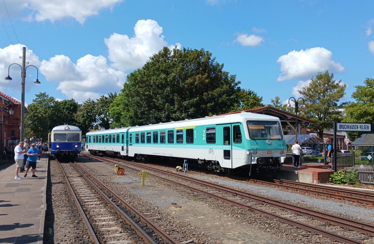 Abb.: Der VT 628 der Sonderfahrt aus Neumünster war das modernste Fahrzeug während der Festwoche. Trotzdem ist das Fahrzeug in dieser Lackierung bereits historisch und macht sich - da nicht niederflurig - auch sonst bereits rar auf den deutschen Gleisen. (Bild: Wulf Pompetzki)