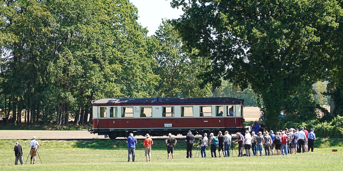 Abb.: Erstmal ein Crashkurs für alle, die mit dem Begriff Fototag nichts anfangen können. Man fährt die Teilnehmer, z.B. mit dem Triebwagen, an eine schöne Fotostelle an der Strecke. Dort steigen alle aus und bilden eine "Fotolinie" ... (Bild: Hans-L. Overdick)