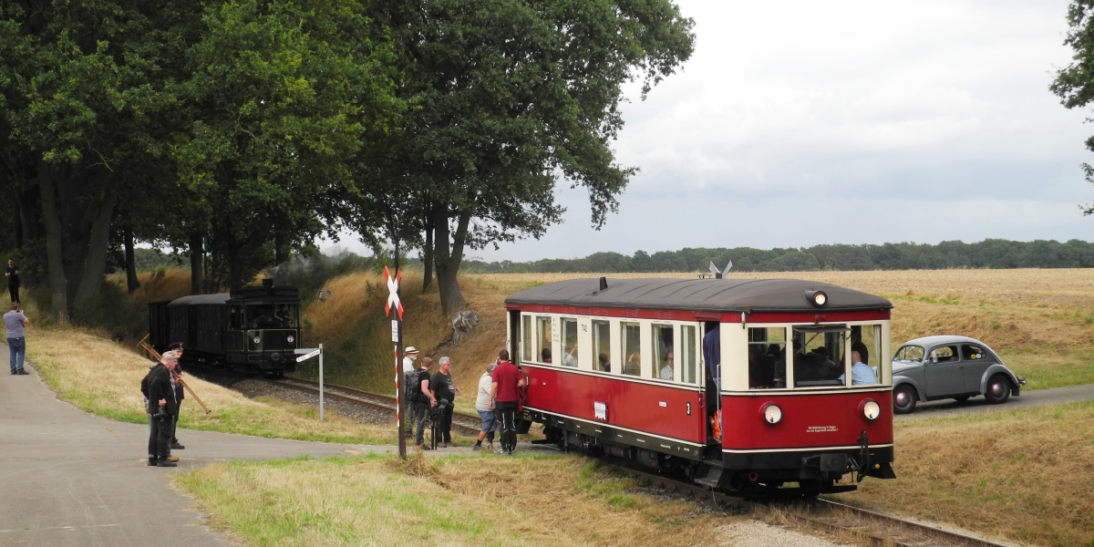 Abb.: Dann steigen alle wieder ein und es geht weiter zur nächsten schönen Fotostelle. (Bild: Wulf Pompetzki)