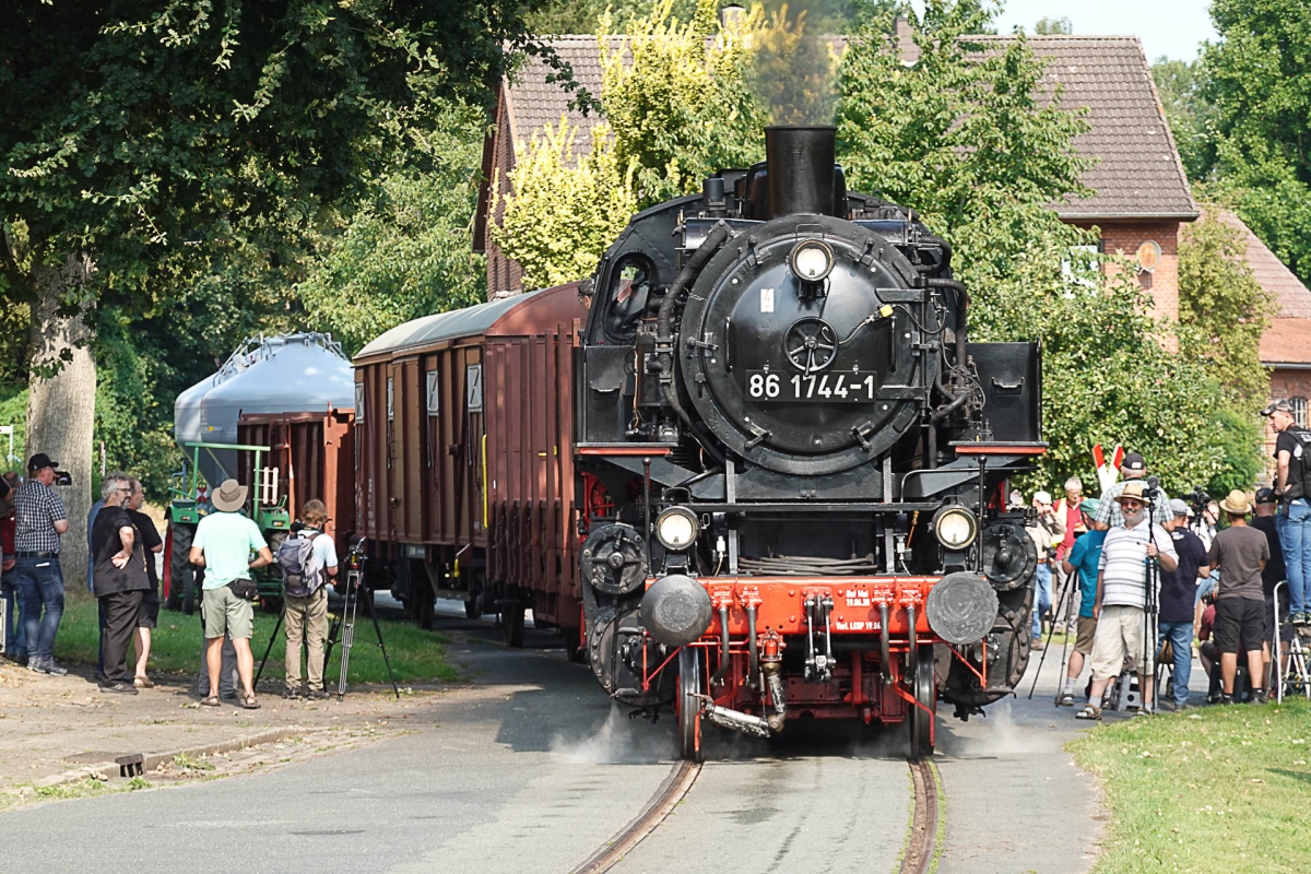 Abb.: Stresstest für Personal und Teilnehmer - die enge Ortsdurchfahrt in Uenzen besucht man besser mit kleineren Gruppen. (Bild: Hans-L. Overdick)
