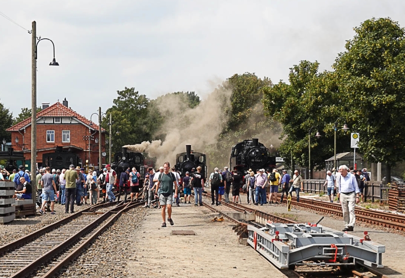 Abb.: Umlagert von Fotografen - die Dampfloks vor dem Bahnhofsgebäude in Bruchhausen-Vilsen. (Bild: Hans-L. Overdick)