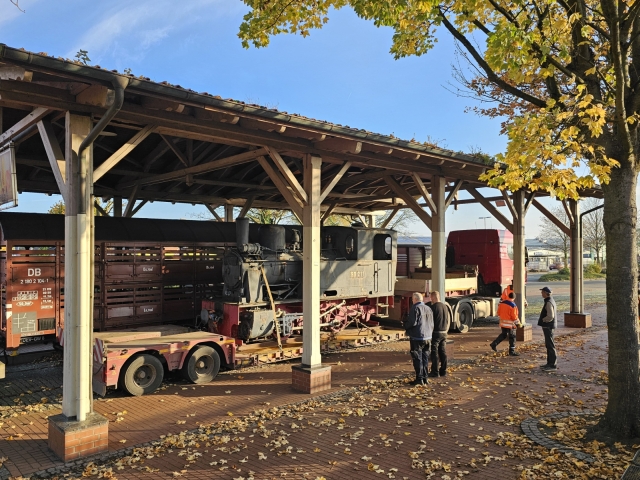 Abb.: Der Tieflader wird unter der Umladehalle abgestellt, dort ist man während der Umladung vor überraschendem Regen sicher.
