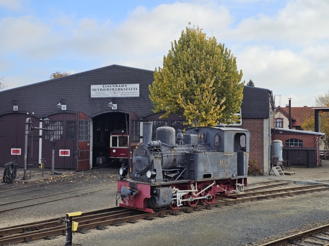 Abb.: Klärchen ist vor der grossen Fahrzeughalle des DEV angekommen, vor dem Einzug müssen T42 "Jumbo" und ein paar andere "Baustellen" aus dem Weg rangiert werden.