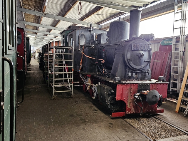 Abb.: Soo, nun steht Klärchen unter Dach, Rücken an Rücken mit Lok HERMANN. Alle ihre Freunde und besonders die Wangerooger lässt sie wissen: "Bin gut angekommen!".