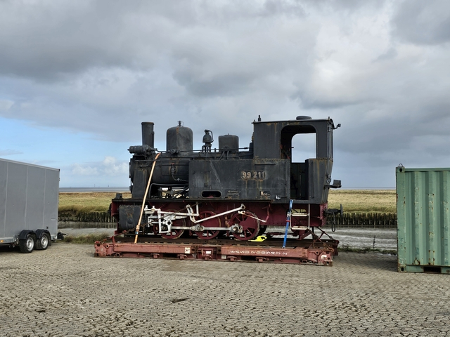 Abb.: Angekommen mit der ersten Frachtfähre, Klärchen an der Hafenkante in Harlesiel.