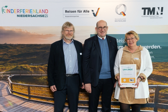 Abb. von links: Karl-Heinrich Waack (DEV), Staatssekretär Matthias Wunderling-Weilbier (Ministerium für Wirtschaft, Verkehr und Bauen), Kathrin Hormann (DEV). (Fotos: Henning Scheffen/TourismusMarketing Niedersachsen GmbH; Klicken vergrößert).