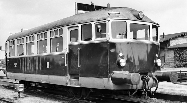 Abb.: Der bereits modernisierte Triebwagen T2 im Bahnhof Schleswig Altstadt. (09.1963) Foto: Reinhard Todt, Slg: Ludger Kenning