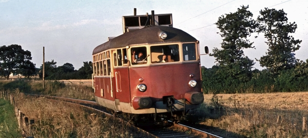 Abb.: Der VT2 auf der Kreisbahnstrecke von Schleswig-Altstadt nach Kappeln an der Schlei. (05.1972) Foto: Dieter Junker, Slg: Ludger Kenning