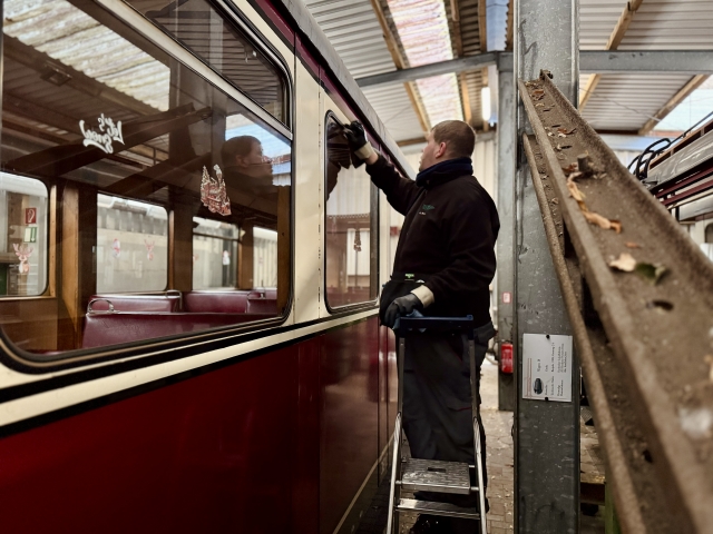 Abb.: Triebwagen T 44 ist schon für die Nikolausfahrten dekoriert, von außen wird noch für den Durchblick gesorgt.