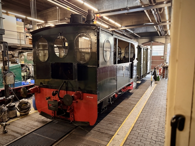 Abb.: Bedingt durch die Bauart als Kastendampflok ist bei Lok '3' die Rauchkammer nicht direkt zugänglich. Dazu muss zunächst eine Klappe in der Vorderwand geöffnet werden.