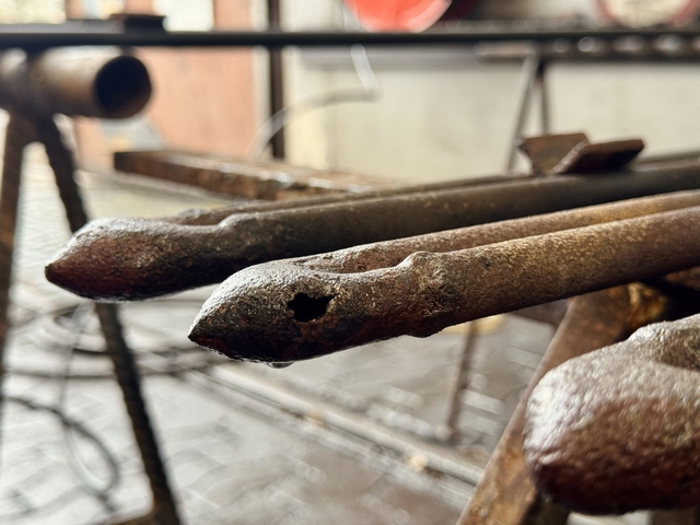 Abb.: Vor allem die Umkehrenden der Überhitzerelemente machen Probleme, an einer Stelle ist sehr gut ein Loch zu erkennen. Hier wird mittelfristig ein Austausch erforderlich.