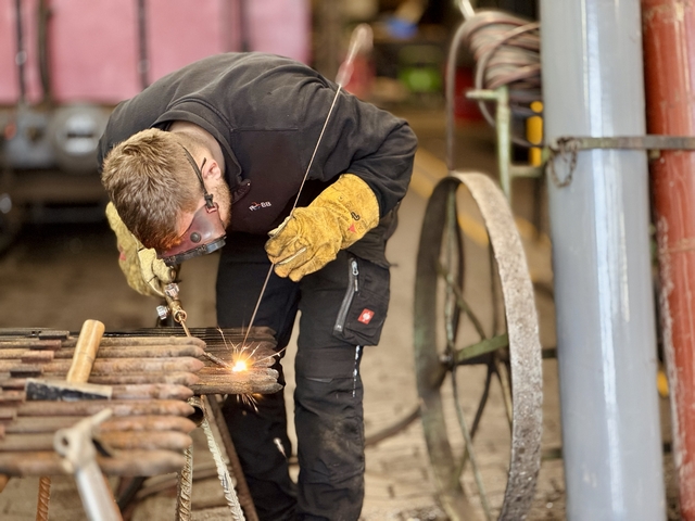Abb.: Die Rohre sind nicht mehr alle im besten Zustand, aber ein Ersatz muss erstmal angefertigt werden. Bis dahin verschweißt Leon die undichte Stelle. Damit sollte Lok '3' zumindest als Reserve weiter zur Verfügung stehen.