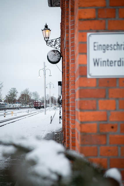 Abb.: Vom Bahnsteig aus scheint der Bahnhof friedlich unter einer Schneedecke zu ruhen...