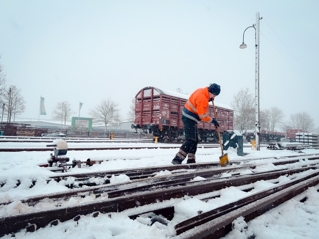 Abb.: Aber Eike beendet den weißen Spuk und sorgt mit dem Weichenbesen erstmal für befahrbare Gleise.