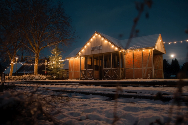 Abb.: Die Teilnehmer der Sonderfahrt haben Glück, in Asendorf hängt noch die Weihnachtsbeleuchtung ...
