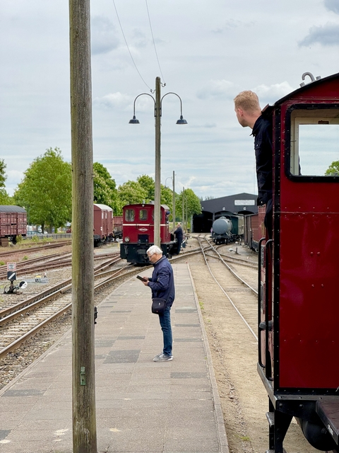 Abb.: Seltener Anblick im Gleisvorfeld der Museums-Eisenbahn - zwei "Rote" rangieren und kein "Dampfer" in Sicht. (Klicken vergrößert)