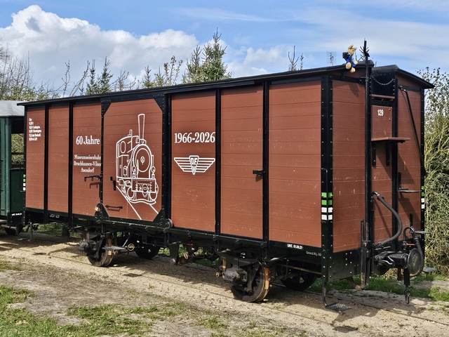 Abb.: Hier präsentiert sich zu Ostern der fertig beschriftete Wagen der Fotografin. Man beachte auch den in die obere Stirnwand integrierten, offenen Bremsersitz. Bei Regen ein nasser und bei Sonne ein sehr heißer Arbeitsplatz (Klicken vergrößert).