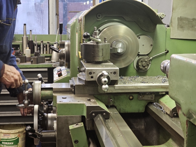 Abb.: Bereits am Donnerstag waren Thomas Meyer und Bernhard Schulze an der Dauerbaustelle 'Mallet' im Einsatz, hier dreht Thomas neue Bolzen für das Triebwerk.