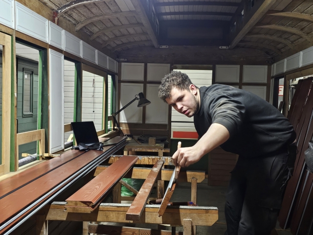 Abb.: Derweil streicht Nils Böcker die Hölzer für die Wände des Wagens 144.