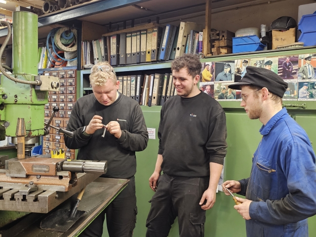 Abb.: Lars und Nils Böcker mit Jannik Westermann bei einer kleinen Fachsimpelei in der 'Drehbankbude'.