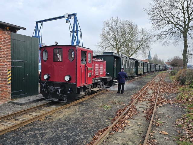 Abb.: Bei bedecktem Himmel ist Lok HOYA mit ihrem sieben Wagen langen Zug im Bf Asendorf angekommen.