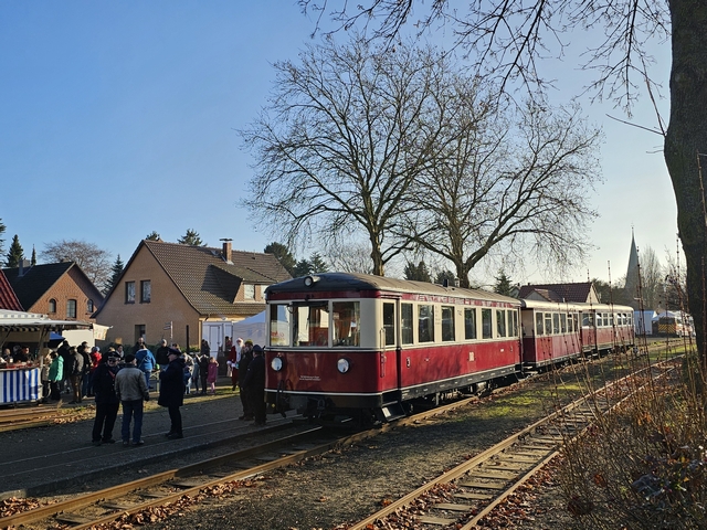 Abb.: Bei bedecktem Himmel ist Lok HOYA mit ihrem sieben Wagen langen Zug im Bf Asendorf angekommen.