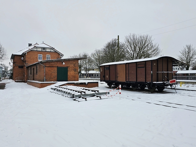Abb.: Am Bahnhofsgebäude hat die Zivilisation aber bereits erste Spuren im Schnee hinterlassen.