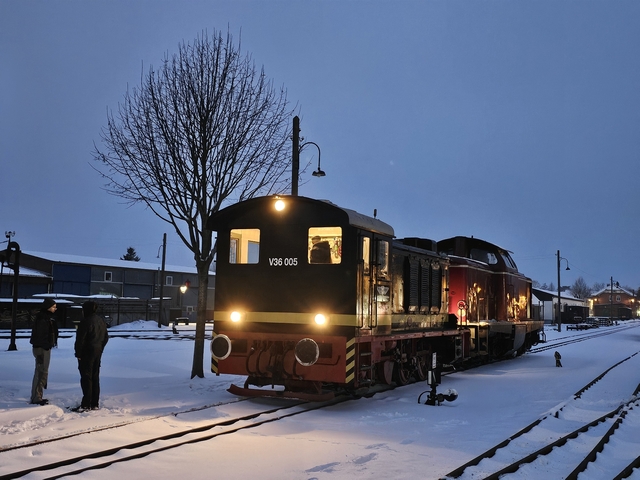 Abb.: Und dann kommt doch noch Leben auf die Gleise - V36 005 und V100 2267 schauen von Hoya aus auf Probefahrt vorbei.