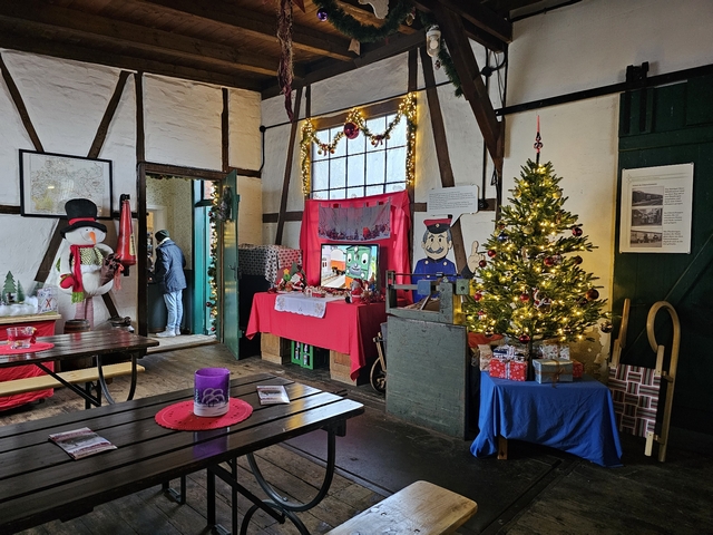 Abb.: Der Güterboden war festlich geschmückt, Franzi-Filme wurden gezeigt und so leer war es nur morgens vor dem ersten Zug.