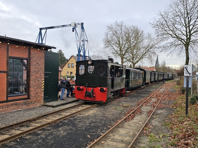 Abb.: In Asendorf muss Lok 3 erstmal umsetzen, damit es nach dem Aufenthalt zurückgehen kann nach Bruchhausen-Vilsen. Vor der Rückfahrt ist noch Zeit für ein Gespräch und ein Foto mit dem Nikolaus.