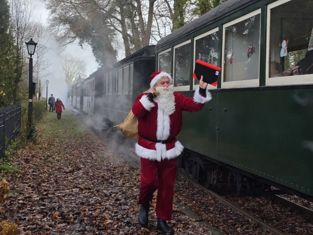 Abb.: Am Freitag war der Nikolaus natürlich auch dabei, obwohl die Engel noch in der Schule waren... Am Bf Vilsen Ort wurde er das erste mal fotografiert und nach Einfahrt des Zuges eilte er am Bahnsteig nach vorne.