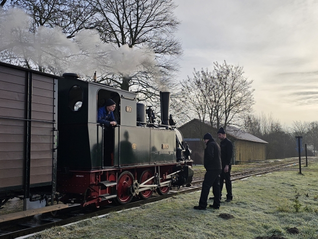 Abb.: Zum Betriebshalt im Bf Heiligenberg war die Sonne herausgekommen und Lok HOYA konnte mitsamt des 
Lokpersonals im Streiflicht festgehalten werden.