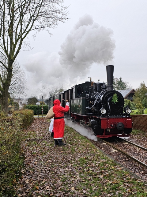 Abb.: Am Samstag Morgen erwarteten Nikolaus und Engel den Dampfzug im Bf Vilsen Ort und stiegen dann ein zur Fahrt nach Asendorf.