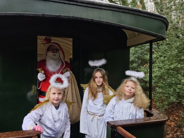 Abb.: Im Vilser Holz bat Regine die heilige Truppe um ein Foto, bevor es in den nächsten Wagen ging - dankeschöön!