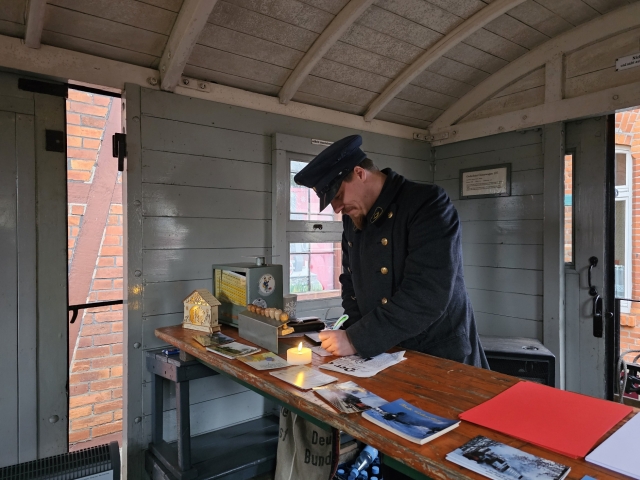 Abb.: Hier konnte man bei Bahnpostler Niklas Krämer 'direkten Draht' zum Weihnachtsmann aufnehmen. Die Briefe werden in Himmelpforten direkt beim Weihnachtspostamt abgegeben.