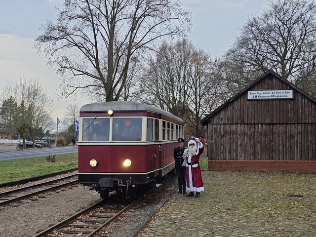 Abb.: Von der Fördergemeinschaft Bruchhausen-Vilsen e.V. wird am Samstag vor dem ersten Advent immer ein Triebwagen gechartert, der mit einer Kindergruppe bis Heiligenberg unterwegs ist und dort den Nikolaus erwartet.