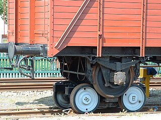 Rollbock 173 unter einem normalspurigen Güterwagen