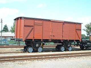 Normalspuriger Güterwagen auf Rollböcken
